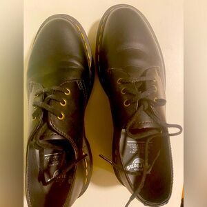 Practically New. Worn only 1x. Dr. Martens 1461 Classic Oxford- W -Size 7 US